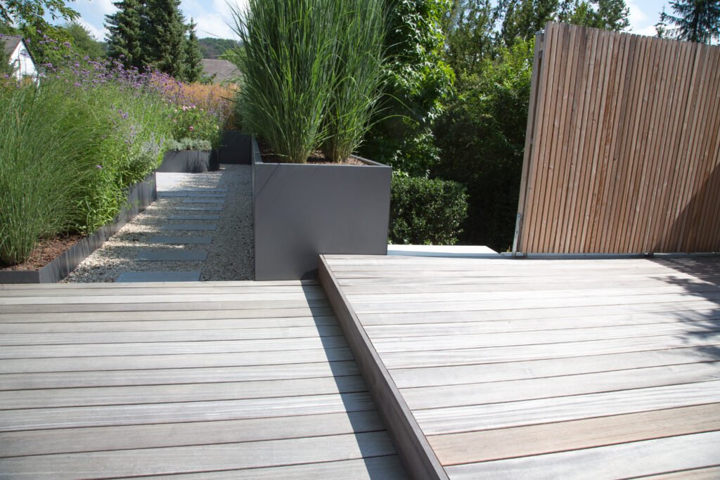 Moderne Terrasse aus Holz in Iserlohn